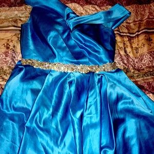 I’m selling a prom dress it big and glory and a short dress, been worn once